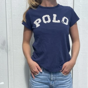 Polo tshirt - En mörkblå T-shirt från polo Ralph lauren