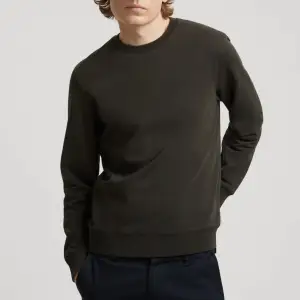 Grön ASKET sweatshirt i S, regular längd. Knappt använd, inga defekter! Nypris 1000kr. ✨