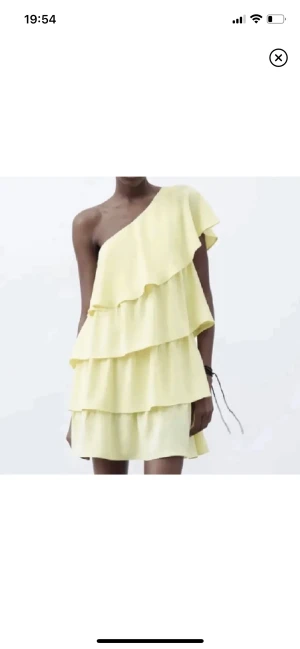 Zara klänning  - Gul zara klänning som inte säljs längre, storlek L men väldigt liten i storleken så passar mig som brukar ha S/M bra. Använd 1 gång. Bra skick! 