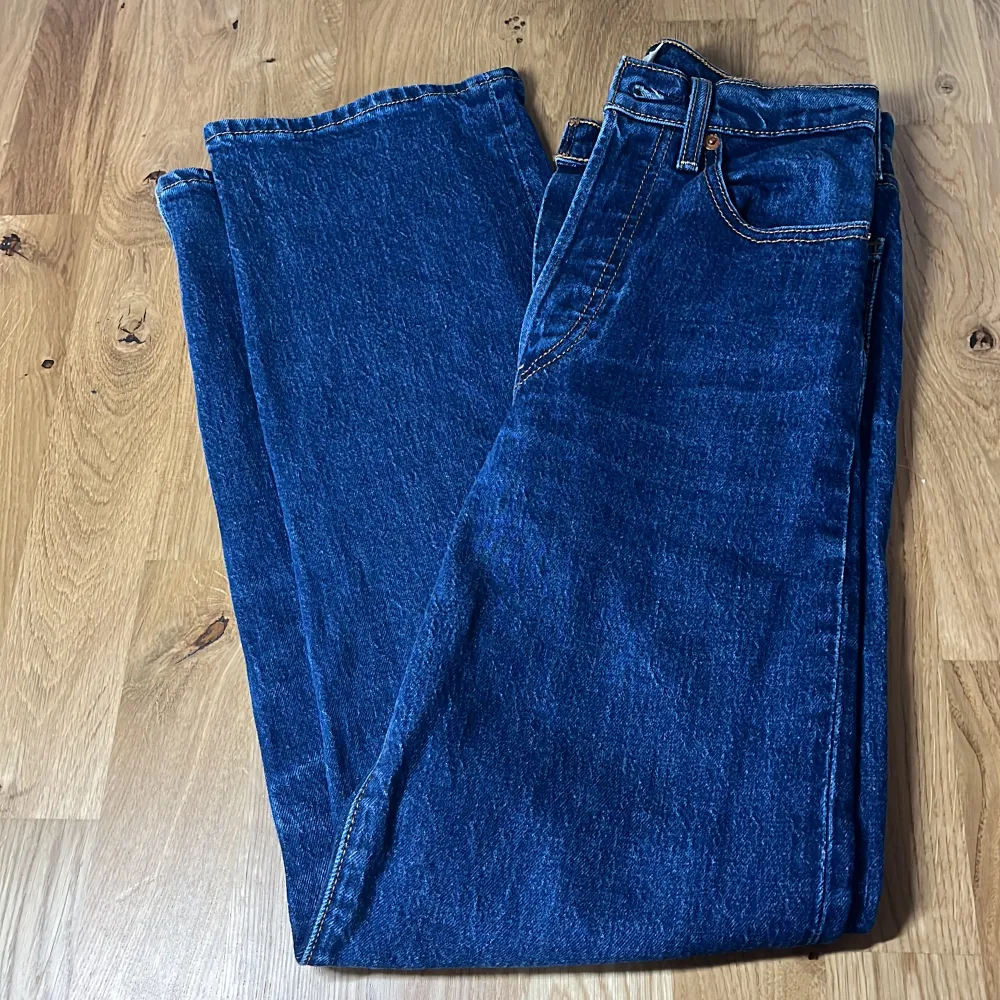 Levis jeans i modellen Ribcage straight. Säljs då de är för små för mig. Välanvända men i fint skick. Storlek: 24 Midjemått: 62 cm Innerbenslängd: 73 cm. Jeans & Byxor.