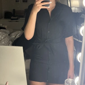 Skjortklänning  - Så fin skjortklänning från &Other stories. Oanvänd! 