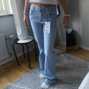 Mid rise jeans - Jätte fina oanvända mid rise jeans från Zara. Stl 34