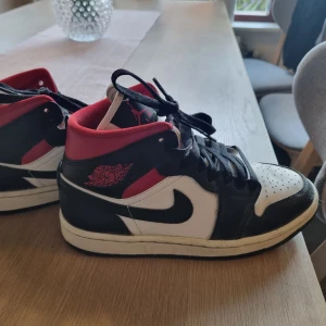 Nike air jordan 1 mid. - Fina skor som är sparsamt använda. Storlek 36.5