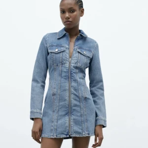 Jeansklänning från zara  - Säljer den här jättepopulära klänningen får zara. Helt oanvänd och kostar 499. Prislappen sitter kvar. 