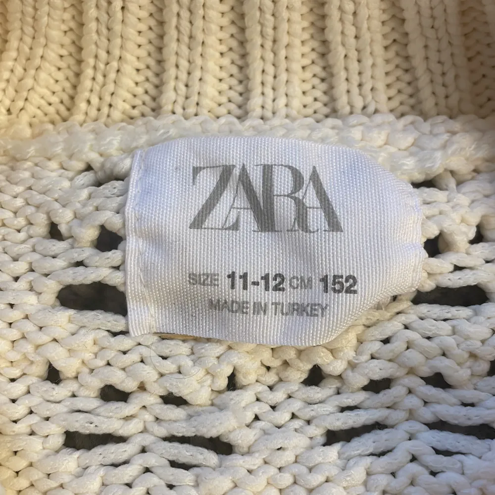 Fin Zara tröja använd fåtal gånger.. Stickat.