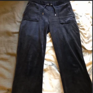 Juicy couture - Säljer dessa svarta juciy couture. Har knappt används minst 3 gånger fortfarande ny.  köp gärna. Priset går att diskuteras 