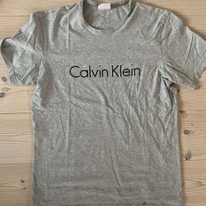 Calvin Klein T-shirt - Grå T-shirt från Calvin Klein. Jättefint skick. 