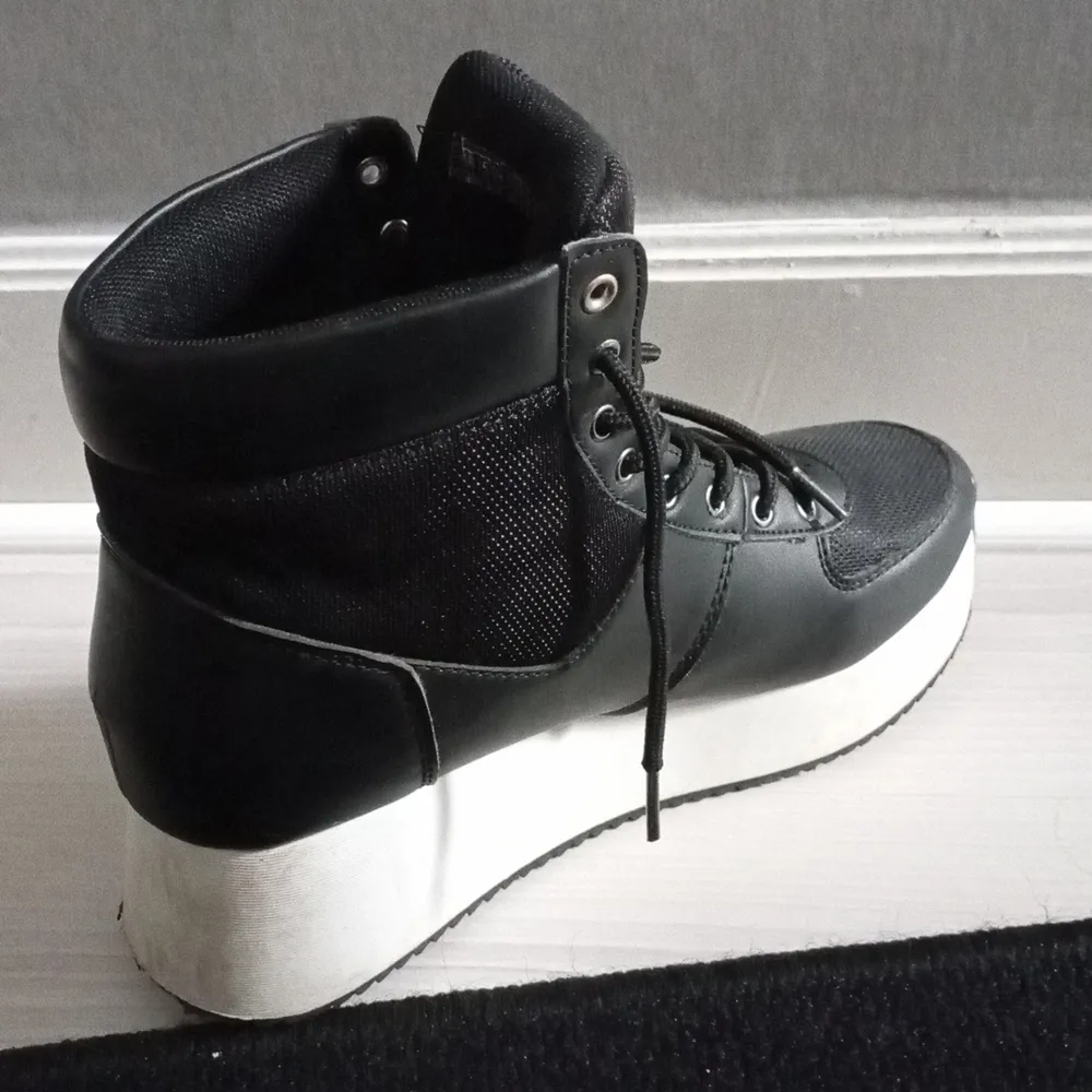 En svart sko med en platform sula. Har används med försiktighet. För fler bilder skickar jag gärna 😊. Skor.