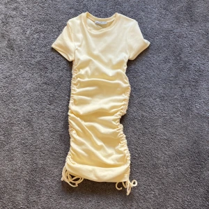 klänning - helt oanvänd fin klänning som man dessutom kan justera på sidan med banden och göra kortare/längre/tajtare/lösare 💖💖