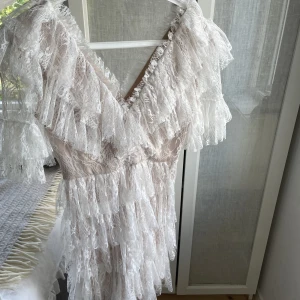 By malina klänning - By malina sky dress, ord pris 2800kr💗använd en gång på min konfirmation. Finns inga skador! Men har gått till en skräddare som sytt upp klänningen vid axlarna, det är professionellt gjort så man kan sprätta bort utan skada💗💗  fråga så skickar jag bild