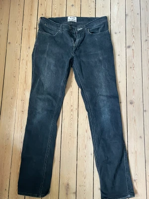 ACNE JEANS - Mina kära acne jeans till salu pga passar ej längre. Modell max man ray Storlek 31/32
