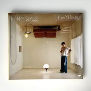 Tryck på köp nu!!  Harry Styles Harry’s House album på CD. Köpt från Bengans, nypris 229kr. Helt oöppnad med plast kvar. Säljer då jag har två stycken. 
