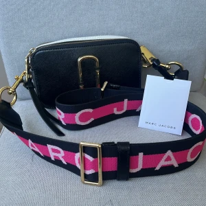 Äkta Marc Jacobs Väska - Säljer min fina Marc Jacobs väska då den inte kommer till användning längre, den är i super fint skick och man kan även köpa nya kedjor om man vill ha olika färger. ✨