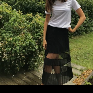 Långkjol &otherstories - Långkjol från &otherstories i storlek 38. Knappt använd! Kan både posta och mötas upp och kan även skicka fler bilder om det önskas!💖 Nypris 690kr