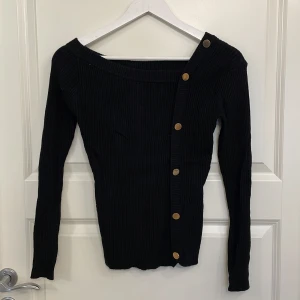 Söt topp - Säljer denna söta toppen med knappar på sidan (dom går inte att öppna). Sitter super snyggt. 