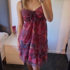 Säljer denna klänning som tyvärr inte kommer till användning, storlek 38 men passar mig som har 36!💓