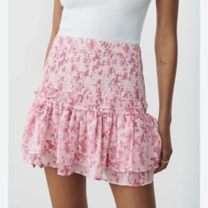 Kjol - Säljer denna kjol för att den inte kommer till användning, bara använd ett par gånger. Nypris 360kr.