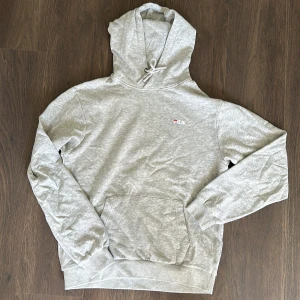 Fila hoodie - Helt oanvänd hoodie från Fila.   Rensar ur min garderob från en hel del oanvända kläder🌼 Kika och se om du ser något mer i min profil som du gillar så skickar jag med det till dig också!😊 Fler kläder kommer! 