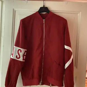 Cease & Desist bomberjacka  Strl XL Cond 9/10 Färg Burgundy  Nypris 4000kr