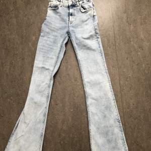 Bootcut jeans från Zara i storlek 34 men passar även 36 då dem är stretchiga. Formar rumpan snyggt. Nypris 399. För referens är jag 171 cm och dem är långa på mig. 