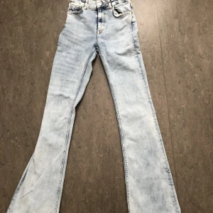Bootcut jeans Zara - Bootcut jeans från Zara i storlek 34 men passar även 36 då dem är stretchiga. Formar rumpan snyggt. Nypris 399. För referens är jag 171 cm och dem är långa på mig. 