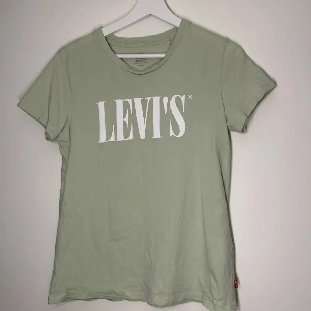 Säljer denna jättefina Levis t-shirt🥰. T-shirts.