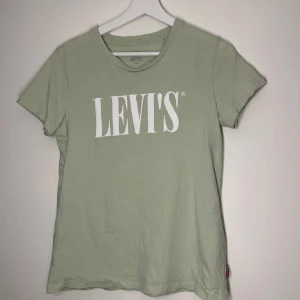 Levis t-shirt - Säljer denna jättefina Levis t-shirt🥰