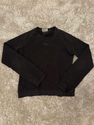 Vintagetröja från Reebok  - Superfin vintage tröja från Reebok! Älskar denna men den är tyvärr för liten för mig. Därför kan jag inte skicka bilder med tröjan på men den sitter som en vanlig tjocktröja! Storleken finns på bilden men skulle säga att den är som en XS! 