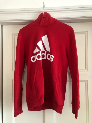 Adidas - Hej! Säljer denna adidas hoodien eftersom den inte används. Hoodien är knappt använd, den är alltså i bra skick. Den är i stl S, hör av er ifall ni vill ha fler bilder. Hoodien saknar snöret i luvan.