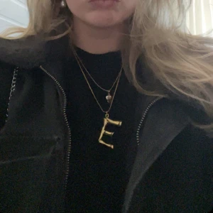 Halsband med bokstav - Säljer detta halsbandet med bokstaven E för att jag inte använder de längre. (Osäker på ifall det är guldplaterat men det har aldrig rostat under perioden jag använt det)