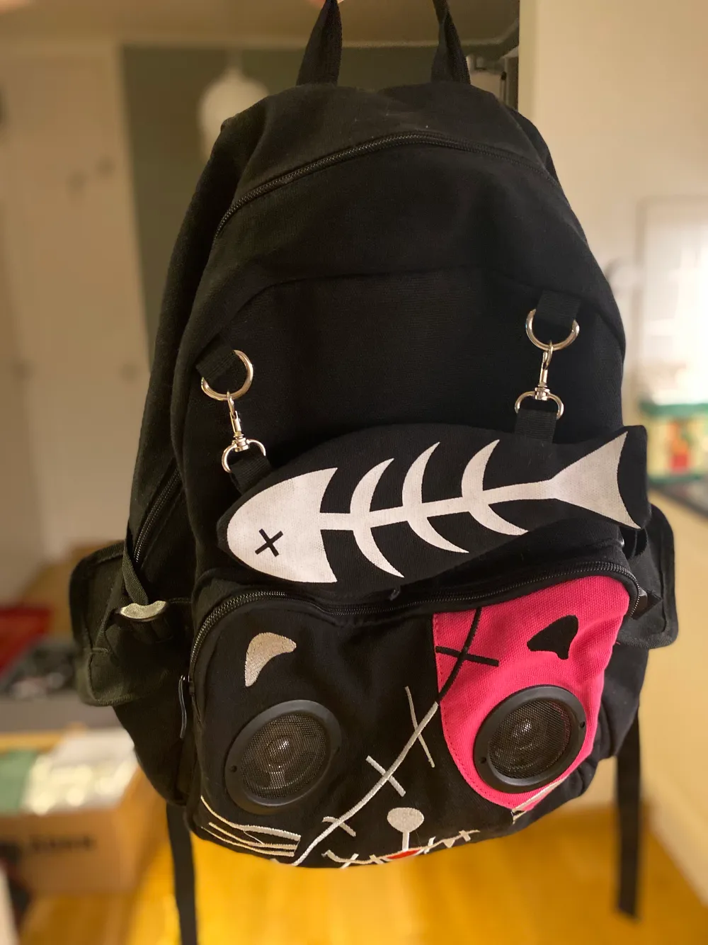 Ryggsäck från Banned Alternative ”Zombie Kitty Speaker Backpack” med högtalare (aux). Nästan oanvänd, i nyskick.. Väskor.