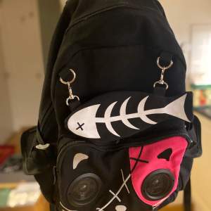 Ryggsäck från Banned Alternative ”Zombie Kitty Speaker Backpack” med högtalare (aux). Nästan oanvänd, i nyskick.