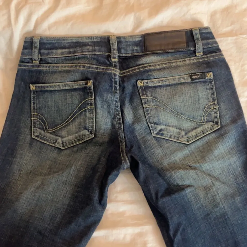 Snygga Lågmidjade bootcut jeans från only i fint skick. Kom privat för fler bilder. Jeans & Byxor.