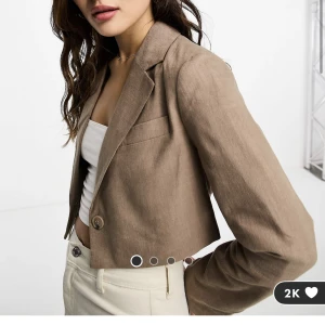 Kort blazer - Kort blazer/kavaj från Stradivarius, köpt på asos. Säljes då de vart felköp, helt oanvänd med prislapp kvar!🤎