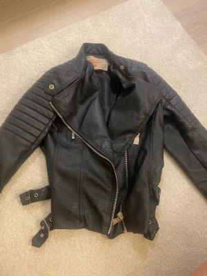 Skinnjacka  - Supersnygg jacka som har blivit för liten 😫 Väl använd men i väldigt bra skick ❤️❤️ Från Chelsea ❤️ Storlek 36 men skulle säga att den passar 34/Xs❤️