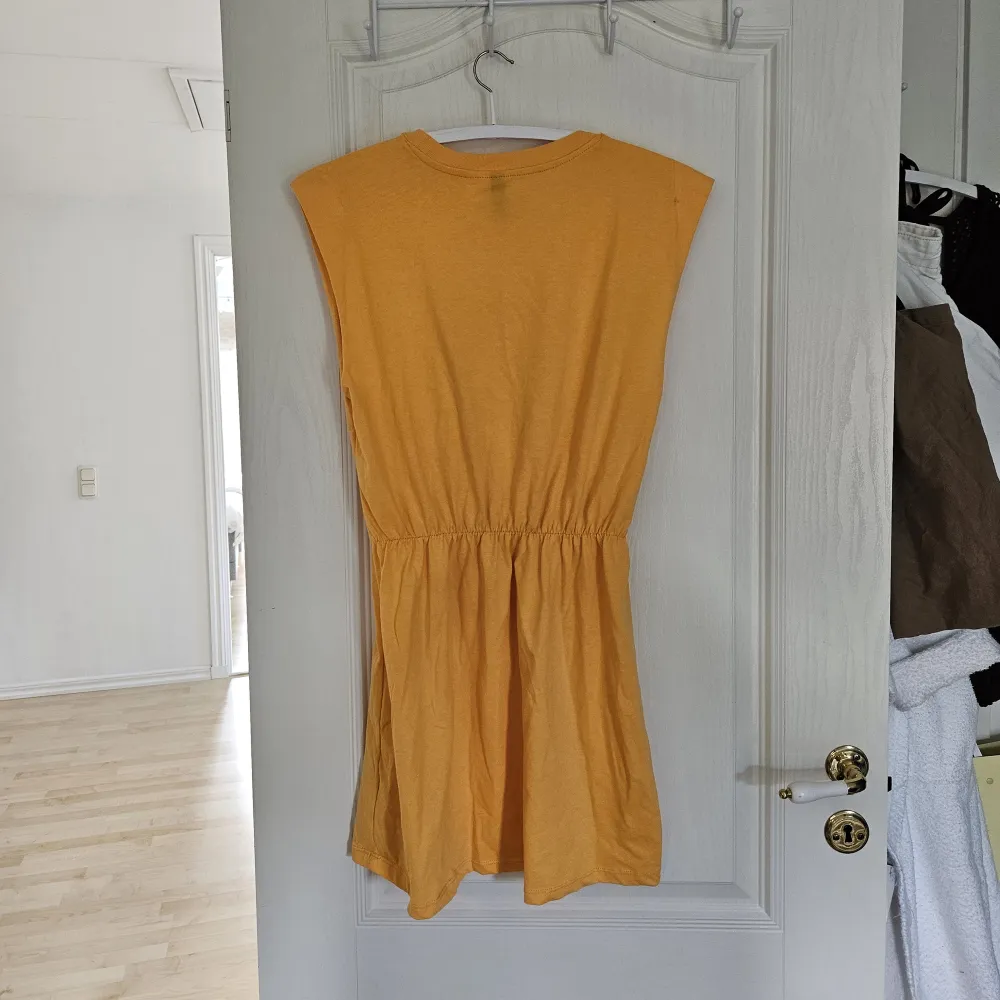 Superfin orange klänning från HM. Klänningen är endast testad! Storlek XS.. Klänningar.
