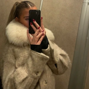 Meotine jacka - Tänkte sälja min beiga meotine jacka. Minns ej exakt vad modellen hette då den inte finns kvar på hemsidan men som Charlie modellen med lite annat materialh. Använd 1 vinter. Kan tänka mig gå ner i pris vid snabb affär.