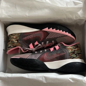 Kyrie irving basketskor - Helt oandvända och nya kyrie irving skor säljs på grund av att jag köpte dom i fel storlek. Originalpris 1049kr. Ev frakt kan diskuteras. 