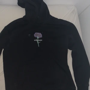 Hm hoodie  - Tröja från hm, knappast använd, riktigt fet och skön.