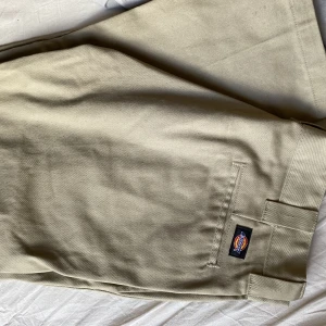 Dickies  - Beige dickies i ok skick. 