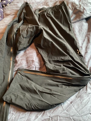 Haglöf skalbyxa - Svarta Haglöfs skalbyxa med dragkedja längs hela utsidan. Nyskick strl xxxl