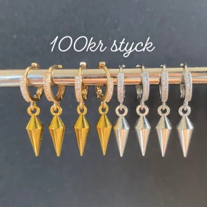 Örhängen  - Frakt kostar 15kr ❤️