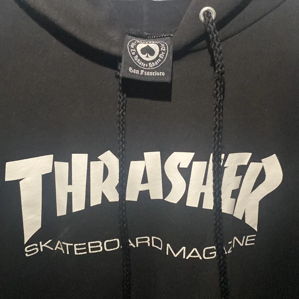 Svart Thrasher hoodie med vit text. Nypris: 1250kr. Hoodies.