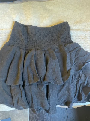 Svart kjol  - Säljer denna svarta kjol bra skick, sparsamt använd. TRYCK INTE PÅ KÖP NU 