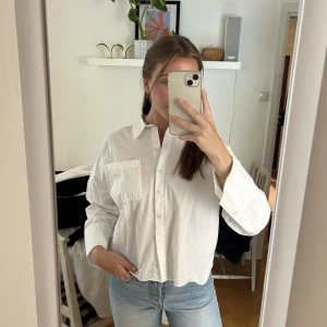 Vit skjorta - Säljer en så fin vit skjorta med vida armar från Visual Clothing Project. Använd ett fåtal gånger. Köparen står för frakten. 