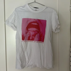 5SOS at-shirt - 5 Seconds of Summer T-Shirt köpt på deras konsert, strl M