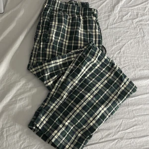 Pyjamasbyxor  - Rutiga pyjamasbyxor från h&m som inte används längre. Skriv privat om du vill ha fler bilder eller om du har några frågor💕