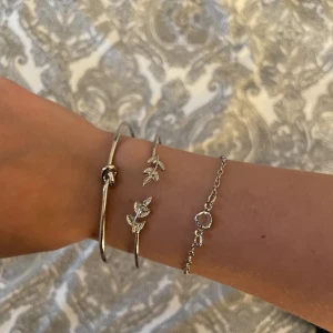 Armband  - Säljer dessa tre armband i ett sett❤️ dom två till höger kan man justera storleken på så att de passar alla!❤️