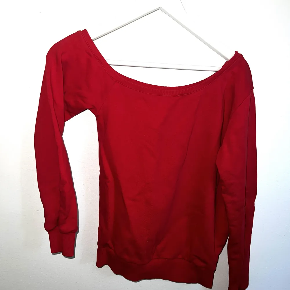 Röd off shoulder tröja från NAKD i sweatshirt tyg. Tror aldrig jag har använt den💓. Tröjor & Koftor.
