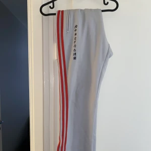 Adidas vintage - Stl S-M  Vintage adidas  Använda 3 gånger köparen står för frakten pris går att diskutera 